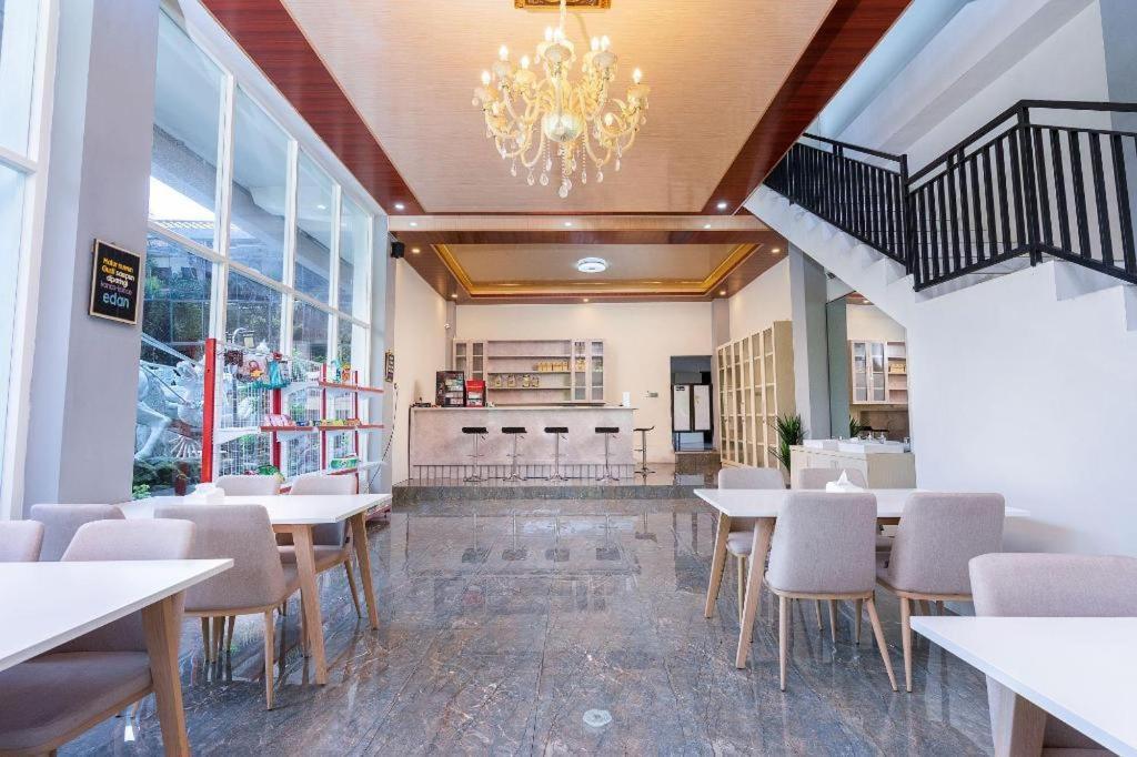 Grand Valonia Hotel Jembel Kültér fotó